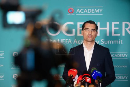 Téléchargez les photos : Bucarest, Roumanie. 23 sept. 2023 : Razvan Burleanu, président de la Fédération Roumaine de Football (FRF), intervient lors d'une conférence de presse à la fin des deux jours du Sommet de l'Académie de l'UEFA. - en image libre de droit