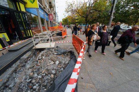 Téléchargez les photos : Bucarest, Roumanie - 27 octobre 2023 : Travaux d'entretien du réseau d'eau sur le boulevard Ion c Bratianu - en image libre de droit