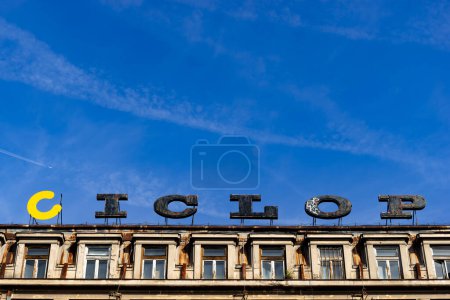 Foto de Bucarest, Rumania - 27 de septiembre de 2023: Ciclop Garage, un monumento histórico construido en 1930, con el destino de un garaje de varios pisos y servicio de automóviles, ahora cerrado y en venta. - Imagen libre de derechos