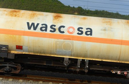 Téléchargez les photos : Copsa Mica, Roumanie - Octobre 09, 2023 : Conteneur citerne de la société internationale de location et de gestion de wagons de fret Wascosa AG. - en image libre de droit