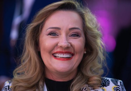 Foto de Bucarest, Rumania. 20 oct 2023: Elena Lasconi, alcaldesa del municipio de Campulung, sonríe durante el Consejo del Partido Alianza de los Demócratas y Liberales por Europa (ALDE) Bucarest 2023. - Imagen libre de derechos