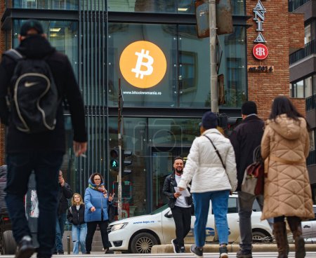 Téléchargez les photos : Bucharest, Romania - 24th Nov, 2023: The recently opened Bitcoin Romania headquarters for clients who want to get in touch with the company's experts to find out about cryptocurrency investments, in Downtown Bucharest. - en image libre de droit