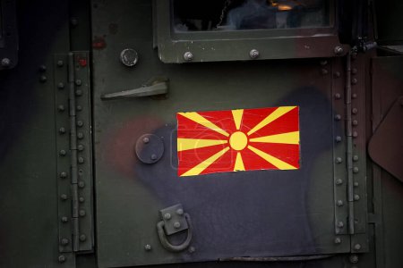 Téléchargez les photos : Bucarest, Roumanie - 01 décembre 2023 : Drapeau de la Macédoine du Nord sur un Humvee de l'armée. Cette image est pour usage rédactionnel seulement. - en image libre de droit