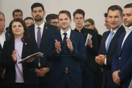 Téléchargez les photos : Bucarest, Roumanie - 1er février 2024 : Sebastian Burduja (C), député de la PNL et ministre de l "Énergie, participe à l" événement "La troisième voie. La voie gagnante pour l'avenir de Bucarest" - en image libre de droit