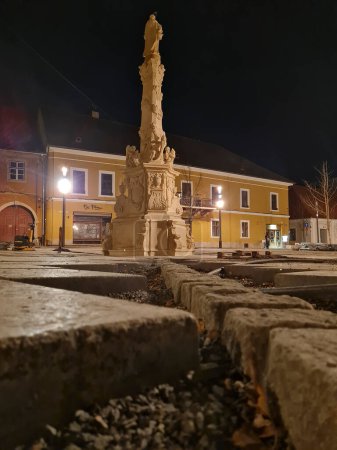 Foto de Cluj-Napoca, Rumania - 06 de enero de 2024: Trabajos de pavimentación en la calle Mihail Kogalniceanu cerca de la estatua de la Virgen María (Anton Schuchbauer - 1744) en el casco antiguo de Cluj-Napoca. - Imagen libre de derechos