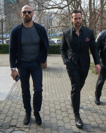 Foto de Bucarest, Rumania. 7 de marzo de 2024: Andrew Tate (L) y su hermano Tristan Tate (R) abandonan el Tribunal de Bucarest. - Imagen libre de derechos