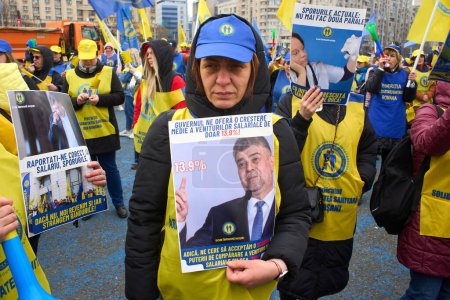 Téléchargez les photos : Bucarest, Roumanie. 11 Mar, 2024 : Jusqu'à cinq mille travailleurs de la santé syndicalistes de la Fédération roumaine de solidarité sanitaire protestent devant le siège du gouvernement roumain - en image libre de droit