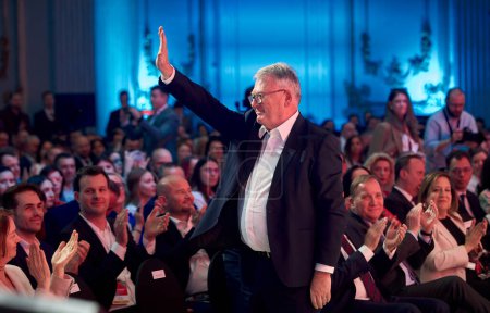 Téléchargez les photos : Bucarest, Roumanie. 6 avril 2024 : Nicolas Schmit, candidat principal du PSE aux élections européennes, est applaudi par les participants à la conférence du PSE "Nous sommes unis pour notre Europe!" - en image libre de droit