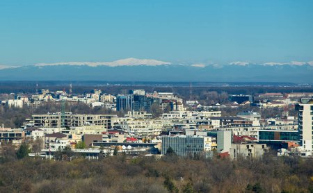 Téléchargez les photos : Bucarest, Roumanie - 26 mars 2024 : Montagnes Leaota et Bucegi vues de la hauteur d'un grand bâtiment dans le nord de Bucarest. - en image libre de droit