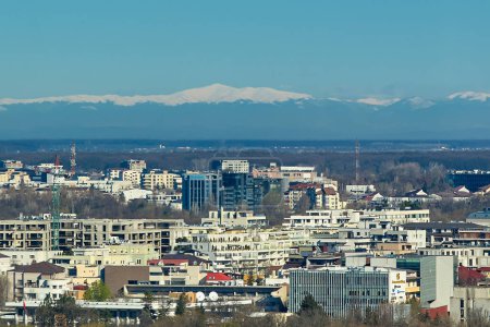 Téléchargez les photos : Bucarest, Roumanie - 26 mars 2024 : Montagnes Leaota et Bucegi vues de la hauteur d'un grand bâtiment dans le nord de Bucarest. - en image libre de droit