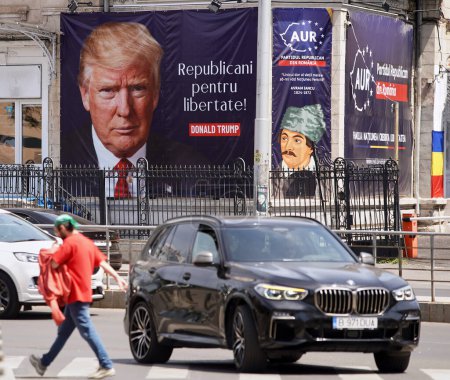 Téléchargez les photos : Bucharest, Romania. 21st May, 2024: A picture of the former American president, Donald Trump, is on a large banner at the headquarters of the Romanian Republican Party. - en image libre de droit