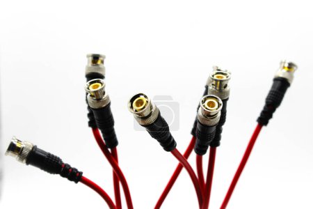 Téléchargez les photos : CCTV câble BNC Connecteur avec câble en cuivre isolé sur fond blanc - en image libre de droit