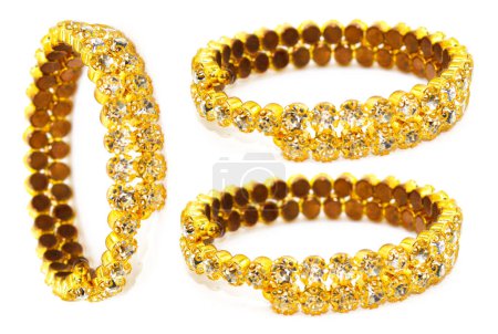 Foto de Una imagen de pulseras de diamantes chapados en oro con enfoque selectivo - Imagen libre de derechos