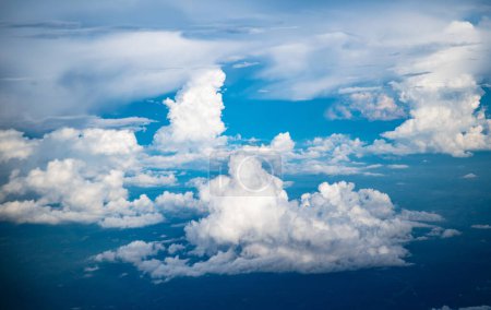 Téléchargez les photos : Voler haut dans le ciel et prendre des photos des nuages intéressants - en image libre de droit