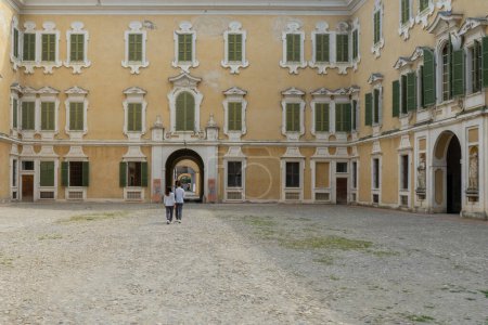 Téléchargez les photos : Promenade à vélo sur la rive droite du Pô : Real Palace of Colorno - en image libre de droit