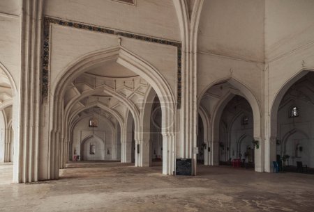 Téléchargez les photos : Jama Masjid est une mosquée de l'État indien du Karnataka. a été construit par Ali Adil Shah I (1558-1580) - en image libre de droit