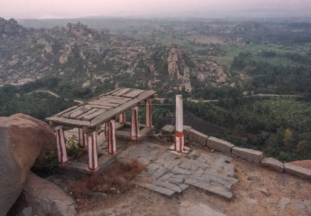 Téléchargez les photos : Matanga Hill est une colline rocheuse dans la chaîne de montagnes Matanga. Hampi. Inde. - en image libre de droit