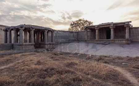 Téléchargez les photos : Ruines du temple Prasanna Narasimha. Hampi. Inde. - en image libre de droit