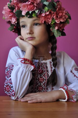 Foto de Una chica con trenzas en vestido nacional ucraniano - Imagen libre de derechos