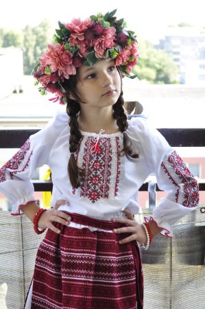 Foto de Una chica con trenzas en vestido nacional ucraniano - Imagen libre de derechos