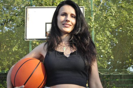 Foto de Una mujer con una pelota de baloncesto - Imagen libre de derechos