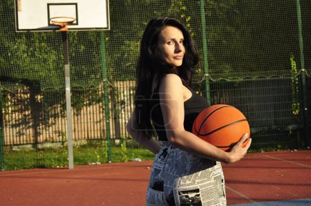 Foto de Una mujer con una pelota de baloncesto - Imagen libre de derechos