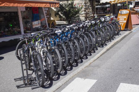 Foto de 21.08.2016 Les Contamine-Montjoie, Alta Saboya, Francia. Alquiler de bicicletas de montaña en una tienda en Les Contamine - Imagen libre de derechos