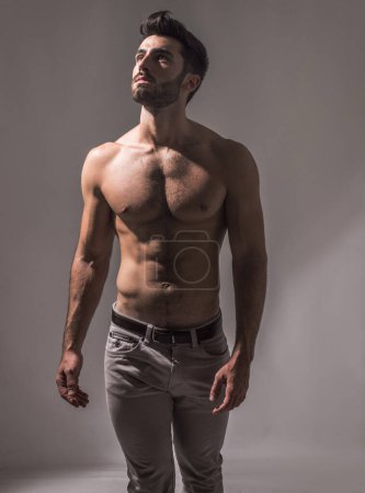 Ein Mann ohne Hemd posiert für ein Foto