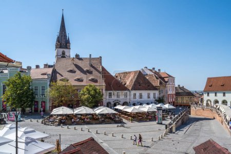 Téléchargez les photos : SIBIU, ROUMANIE - 19 AOÛT 2022 : Vue aérienne de Sibiu, Roumanie depuis la tour du Conseil avec la petite place (Piata Mica) et la rampe menant à la basse ville. - en image libre de droit