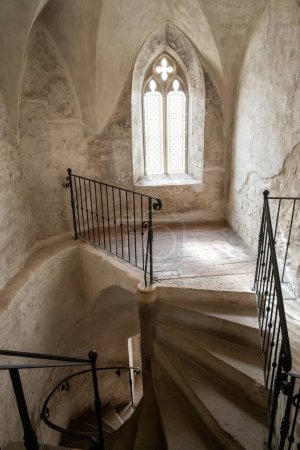 Foto de Hermosa escalera interior gótica dentro del castillo de Corvin en Hunedoara, Rumania - Imagen libre de derechos