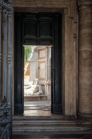 Téléchargez les photos : Vue de la statue de Marforio au Musée du Capitole à Rome, Italie. - en image libre de droit