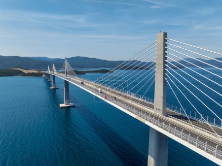 Erstaunliche Luftaufnahme der Peljesac-Brücke, die das Festland mit der Halbinsel verbindet, in der Nähe von Ston in Kroatien