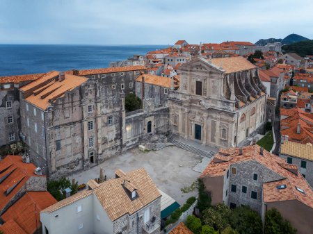 Téléchargez les photos : The Jesuit Church of St. Ignatius Loyola and the old Collegium Ragusinum in Dubrovnik. - en image libre de droit