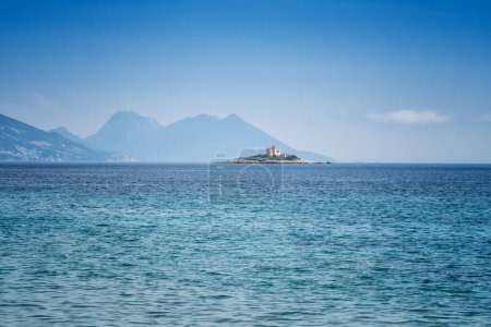 Téléchargez les photos : Longue vue sur l'île de Velika Sestrica avec le célèbre phare en pierre en arrière-plan dans le canal Peljesac, Croatie - en image libre de droit