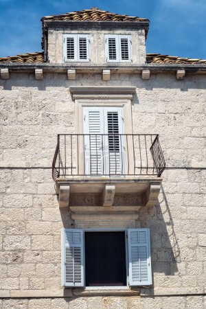 Téléchargez les photos : Belle façade d'une vieille maison en pierre sur la promenade à Orebic, Croatie - en image libre de droit