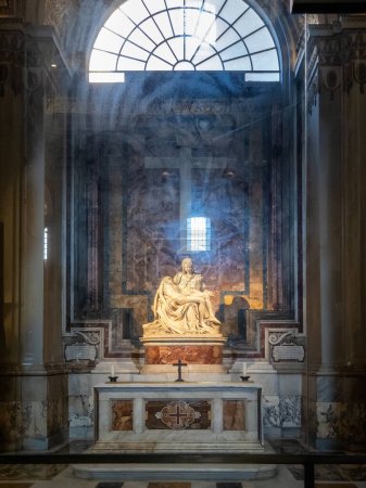 Foto de Famosa escultura renacentista "La Pieta" de Miguel Ángel Buonarroti en la Basílica de San Pedro, Ciudad del Vaticano, Roma, Italia - Imagen libre de derechos