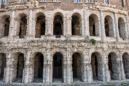 Schöne Nahaufnahme der antiken Fassade des Marcellus-Theaters (Teatro di Marcello) bei sonnigem Wetter, Rom, Italien