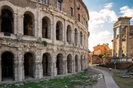 Schöner Blick auf die Ruinen des antiken Marcellus-Theaters (Teatro di Marcello) bei sonnigem Wetter, Rom, Italien