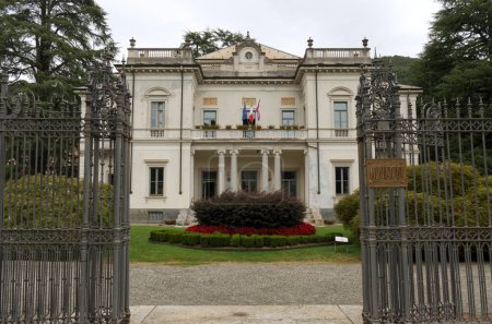 Téléchargez les photos : Varallo, Italie - 19 août 2022 : Entrée de la mairie. Photo de haute qualité - en image libre de droit
