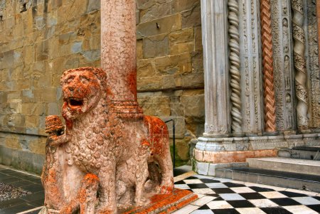 Foto de Bérgamo, Italia - 15 de enero de 2023: los leones de granito a la entrada de la Catedral de San Alejandro. Foto de alta calidad - Imagen libre de derechos