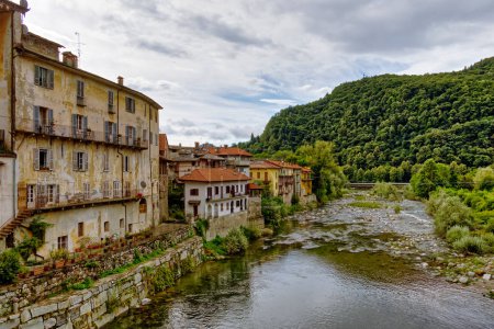 Foto de El río Sesia fluye a través del casco antiguo del pueblo alpino de Varallo. Foto de alta calidad - Imagen libre de derechos