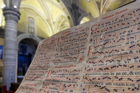 Nahaufnahme eines Buches mit gregorianischen Gesängen in einer Kirche. Hochwertiges Foto