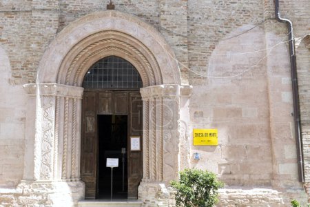 Téléchargez les photos : Urbania, Italie - 25 avril 2023 : la célèbre église des morts aux momies naturelles du Moyen Âge. Destination de voyage. - en image libre de droit