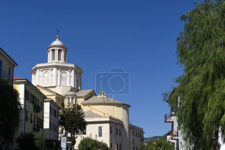 Téléchargez les photos : Imperia, Italie - 24 septembre 2023 : la coupole de la basilique de San Maurizio. Photo de haute qualité - en image libre de droit