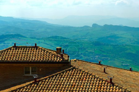 Téléchargez les photos : Toits de maisons typiques dans un panorama vallonné de l'Italie centrale. Photo de haute qualité - en image libre de droit