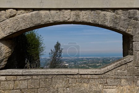 Panoramablick auf die Küste der Romagna aus einem Fenster in einer Steinmauer. Hochwertiges Foto