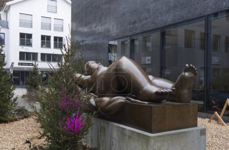 Téléchargez les photos : Vaduz, Liechtenstein - 2 jan 2023 : Femme couchée de Fernando Botero, une sculpture à Vaduz, Liechtenstein. Photo de haute qualité - en image libre de droit