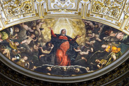 Téléchargez les photos : Varallo Sesia, Italie - 15 jan 2023 : Fresque de l'ascension de Marie dans l'église du Sacro Monte à Varallo Sesia. - en image libre de droit
