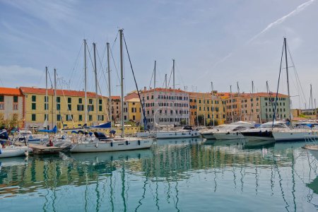 Foto de Savona, Italia - 7 abr 2024: vista del puerto. Foto de alta calidad - Imagen libre de derechos