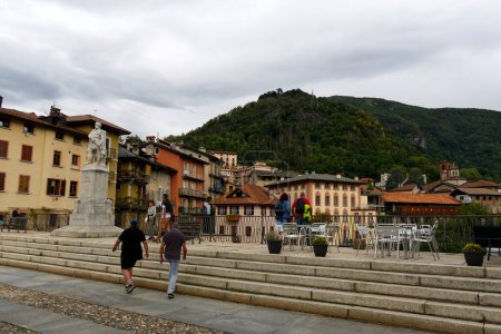 Téléchargez les photos : Varallo, Italie - 19 août 2022 : le pont sur la rivière Sesia au centre de la ville. Photo de haute qualité - en image libre de droit
